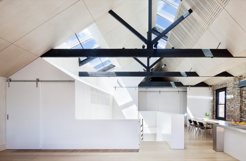 Loft avec poutres en bois noir