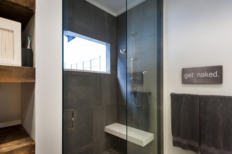 Douche avec fenêtre