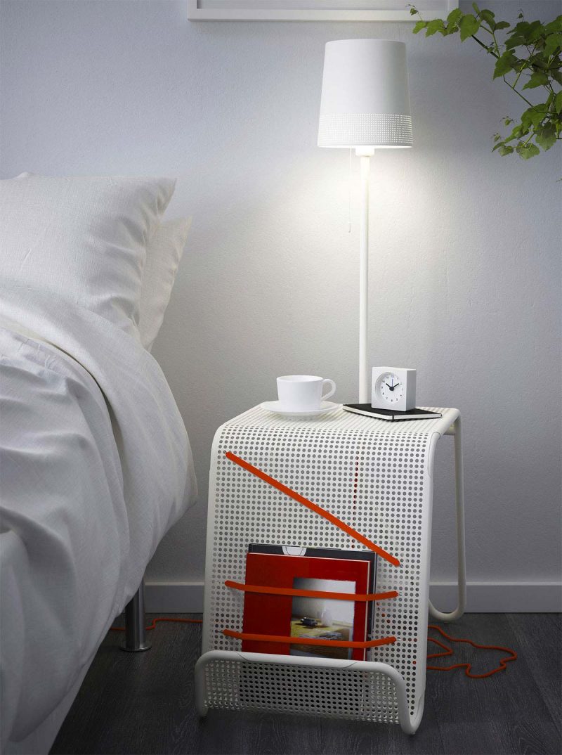 Table de chevet IKEA avec lampe