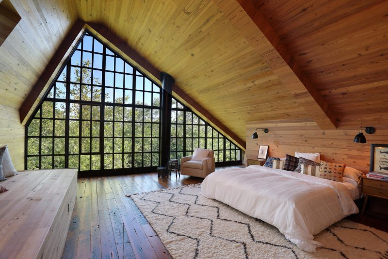 Chambre dans combles avec lambris