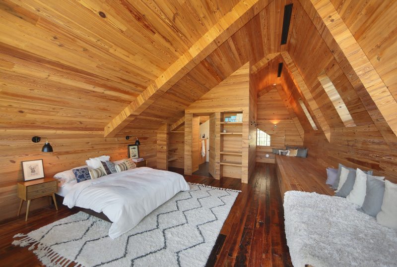 Chambre dans combles avec lambris
