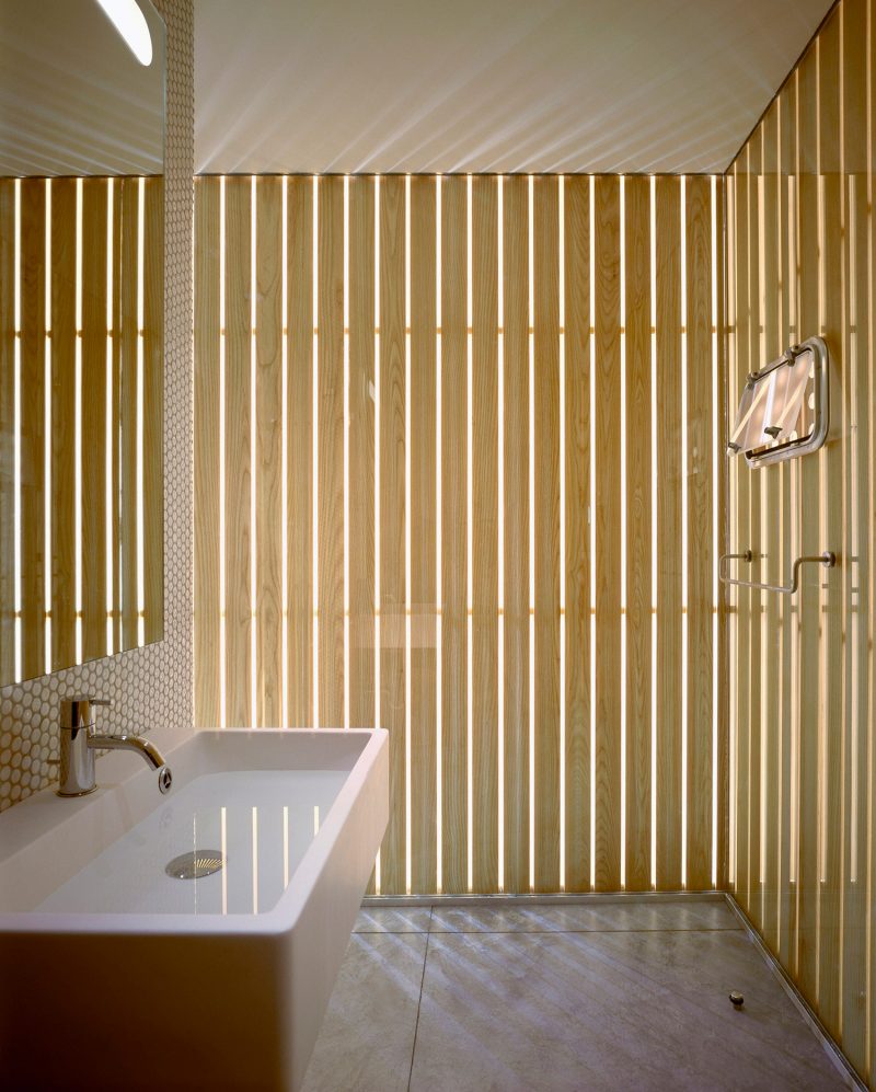 Salle de bains avec murs en tasseaux