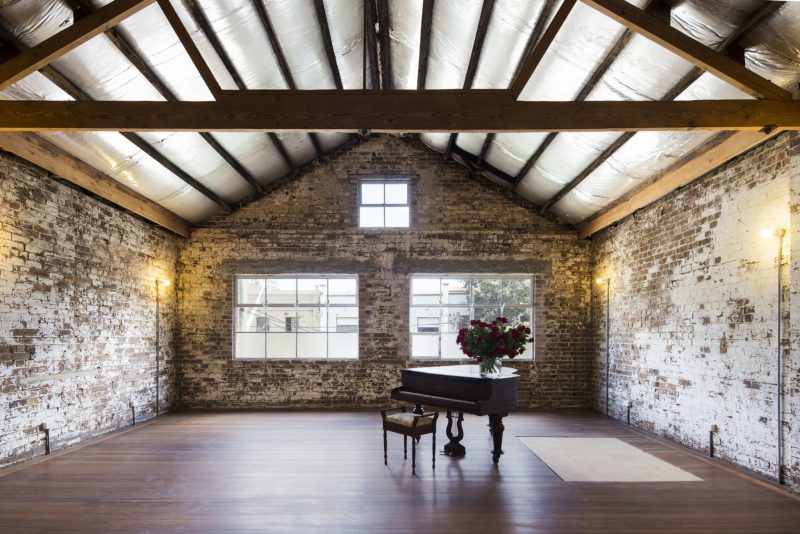 Piano dans un loft industriel