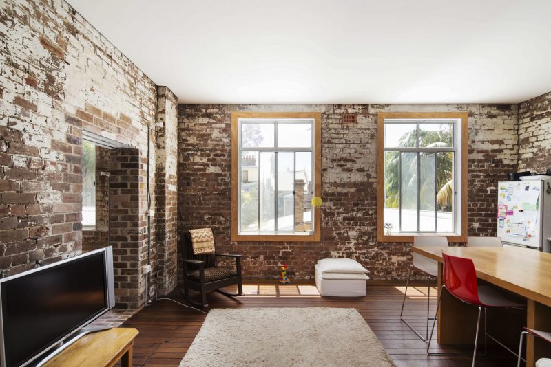 Loft avec murs en briques