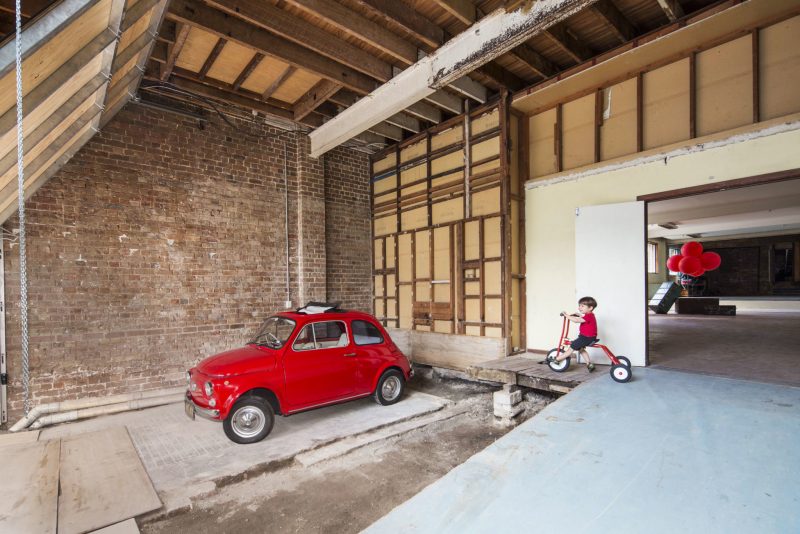 Fiat 500 rouge dans un loft