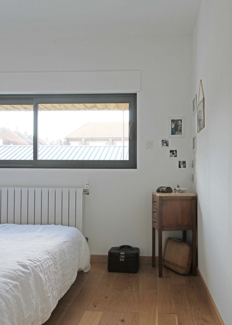 Chambre avec fenêtre bandeau