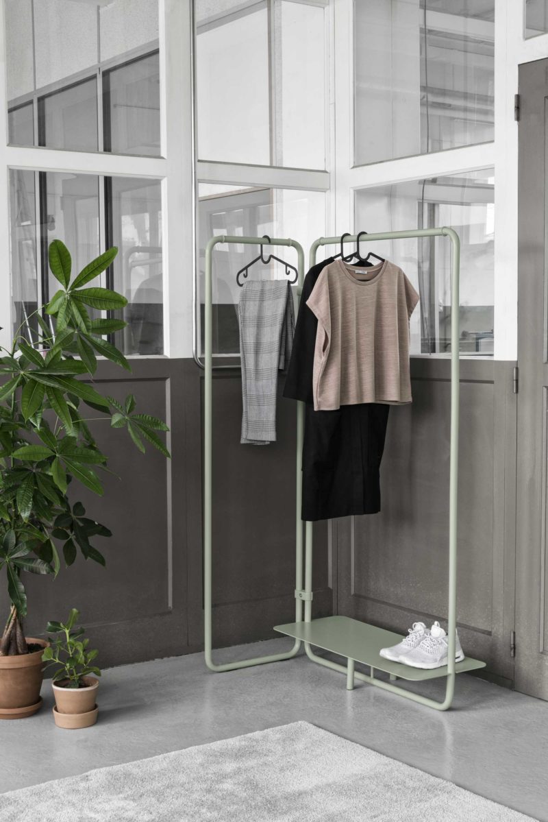Portant vêtements d'angle