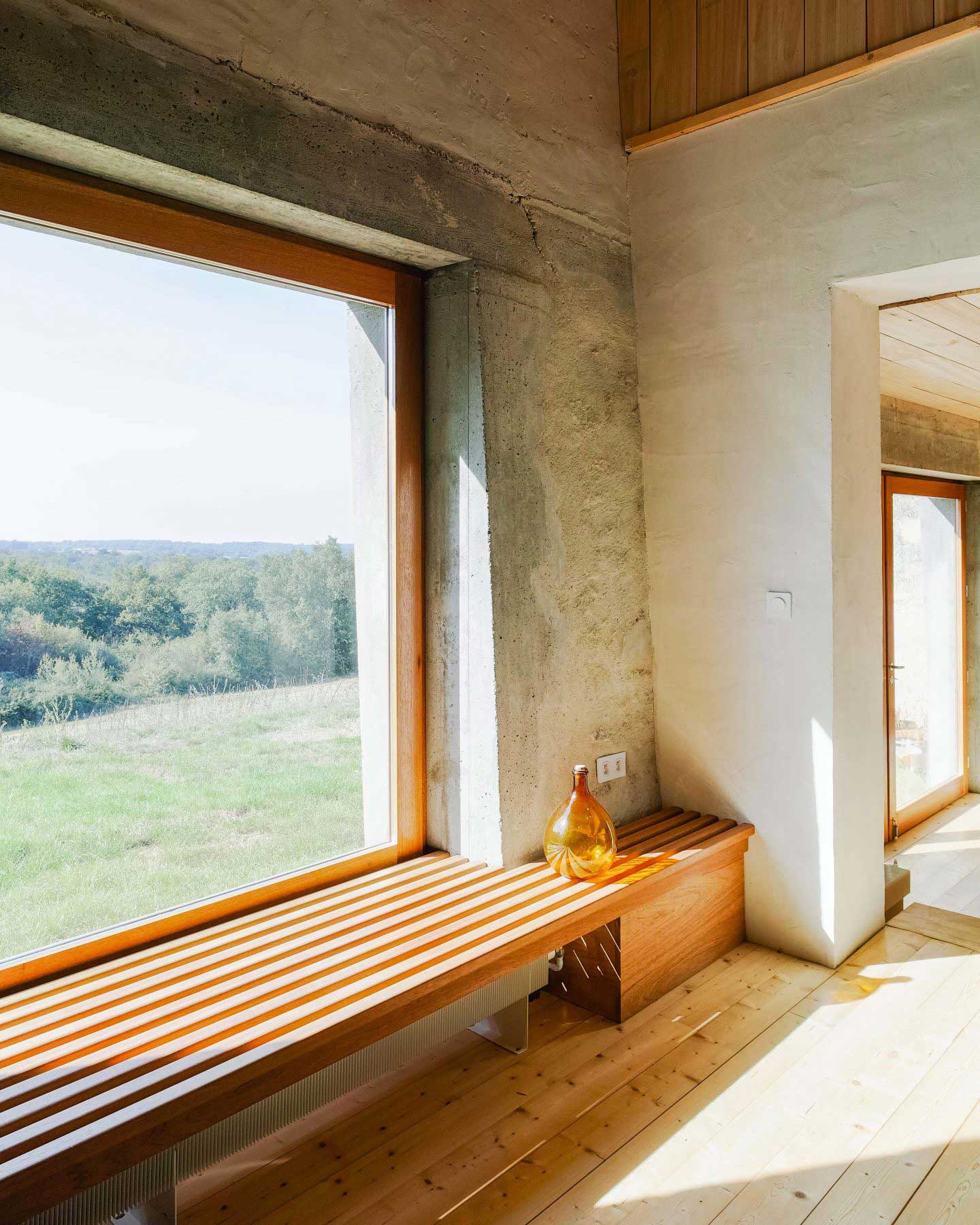 дизайнерские подоконники из дерева. широкий деревянный подоконник. деревянные подоконники в интерьере. подоконник из слэба дуба. подоконник под дерево.