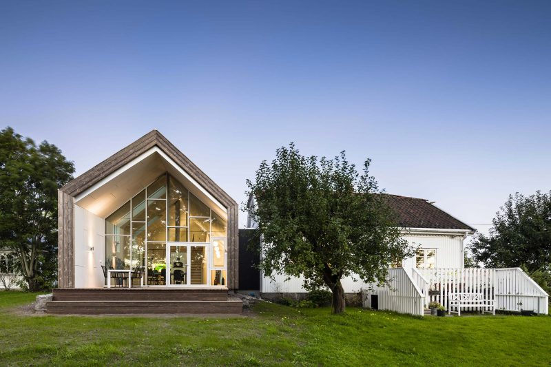 Extension contemporaine avec toit double pente