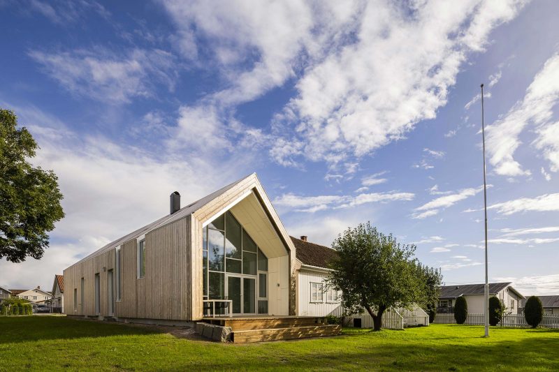 Extension contemporaine avec bardage bois