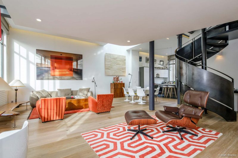Loft avec déco orange à Paris