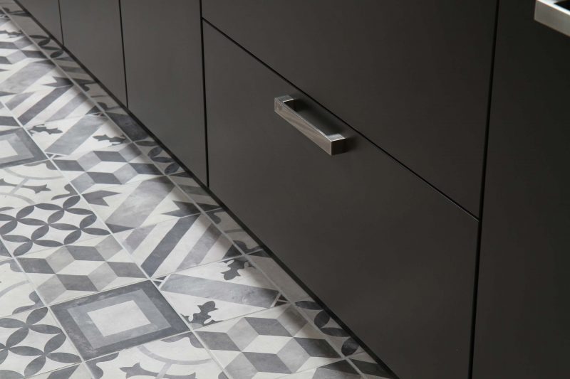 Cuisine noire avec poignets en Inox
