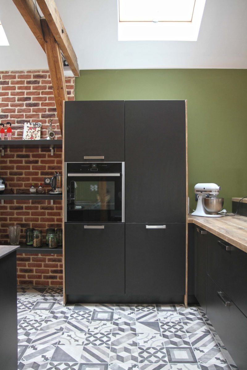 Cuisine noire avec carreaux de ciment