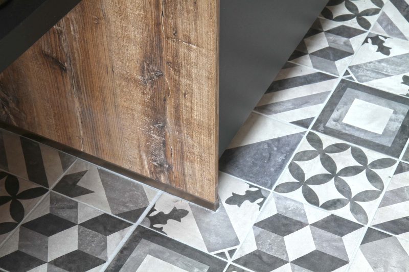 Carreaux de ciment gris et blanc