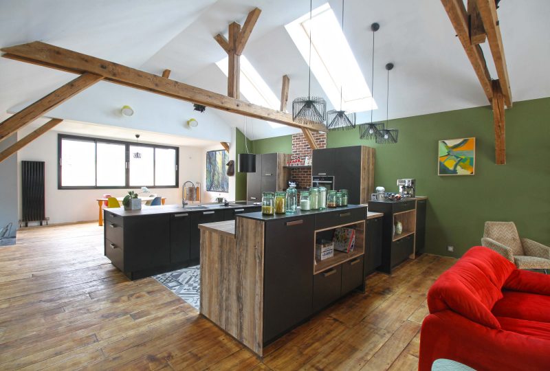 Cuisine noire avec niches en bois