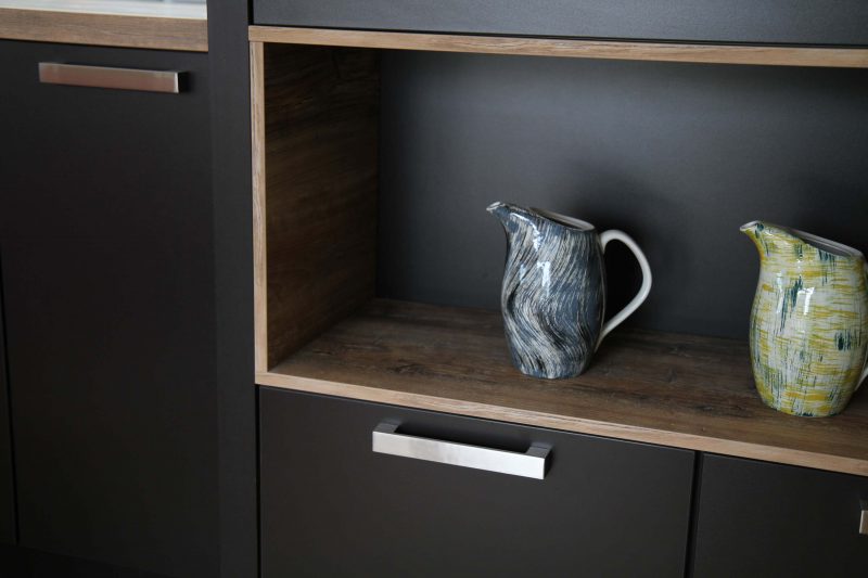 Cuisine Ixina noire avec niche en bois