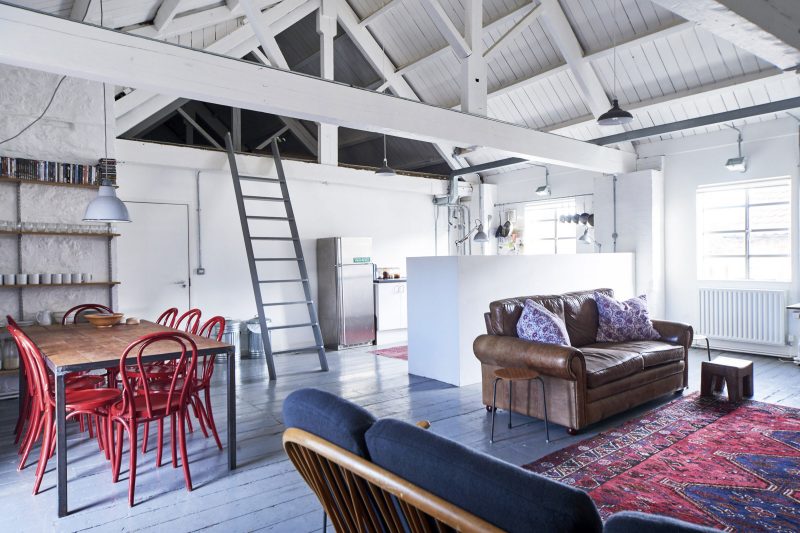 Loft avec poutres blanches