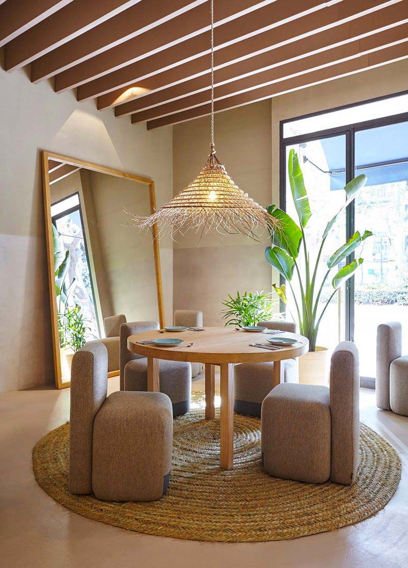 Chaise design confortable pour restaurant par viccarbe