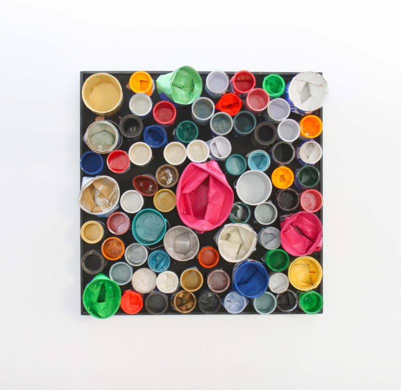 Tableau avec pots de peinture écrasé