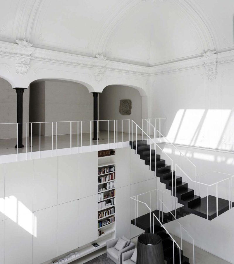 Escalier noir dans un loft blanc