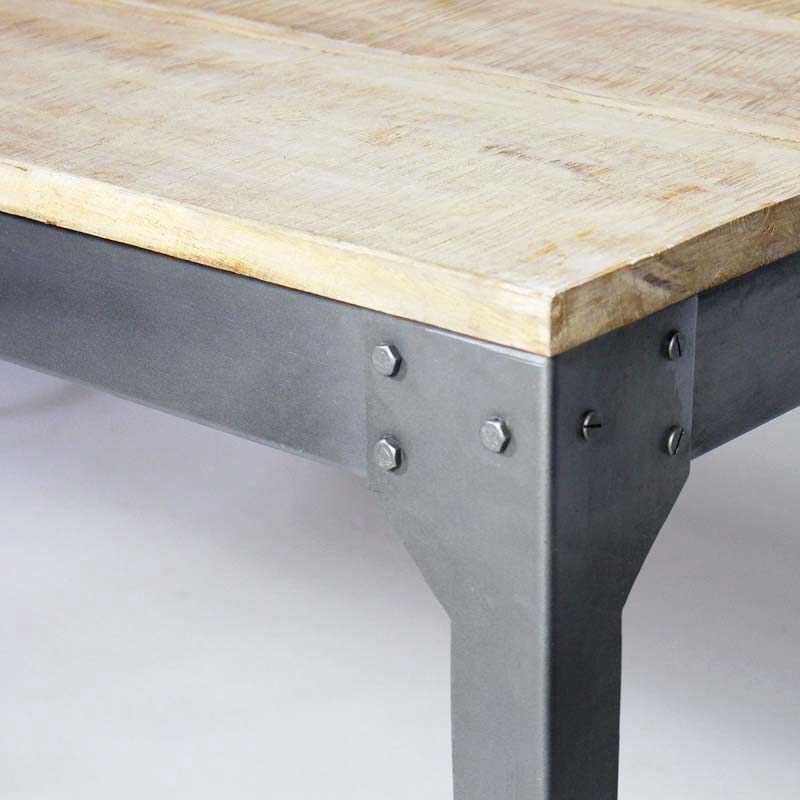 Table industrielle avec plateau en bois brut