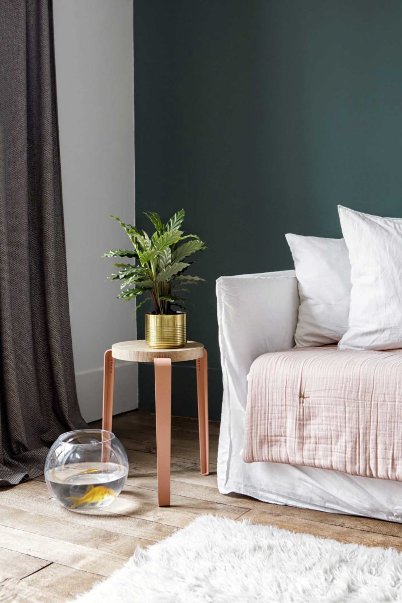 Tabouret détourné en support pour plante