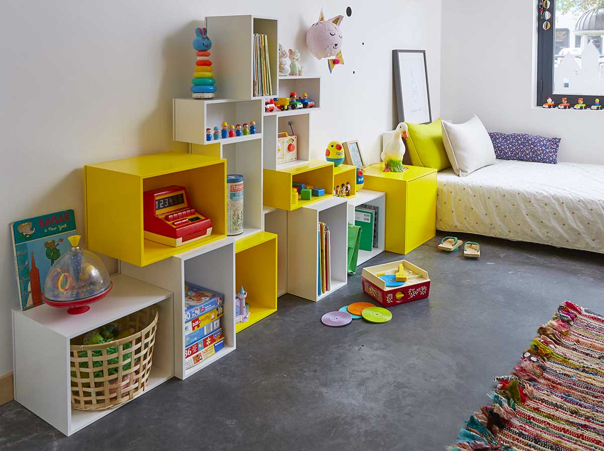 Étagère cube jaune et blanche dans une chambre d'enfant