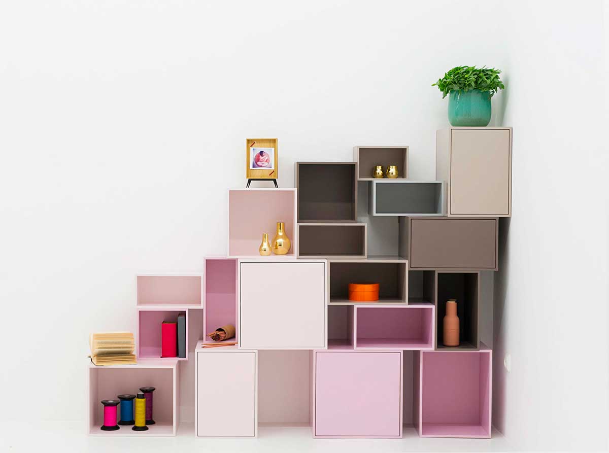 Étagère cube pour aménager sous un escalier ou combles en sous pente 