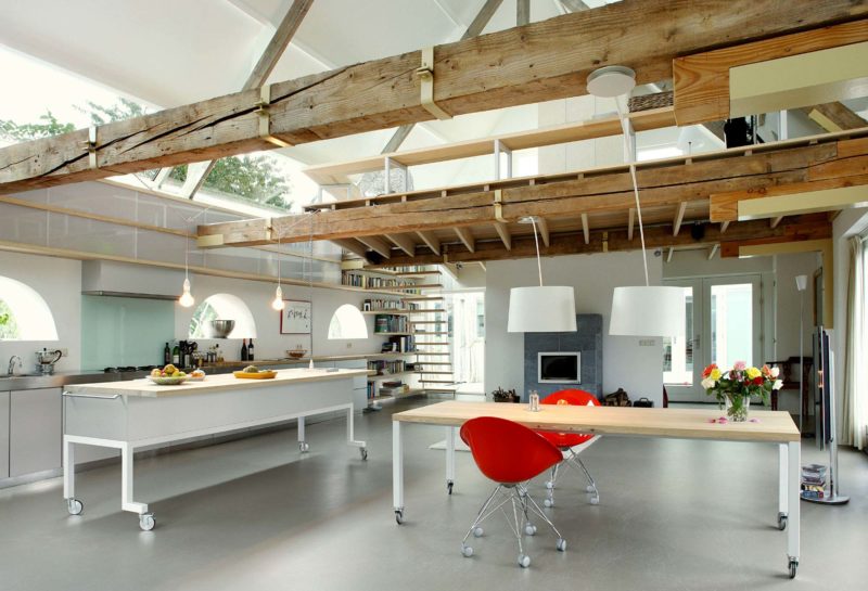 Grange transformee en loft avec poutres bois