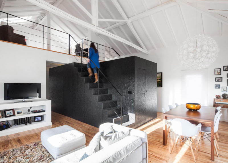 Loft blanc dans une grange