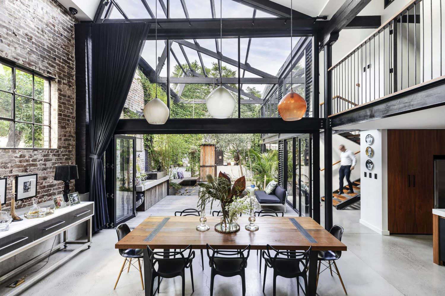 Fusion entre intérieur et extérieur dans un loft industriel