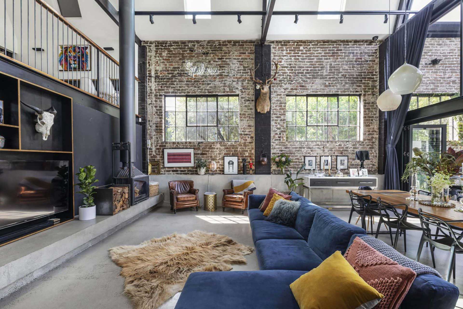 Fusion entre intérieur et extérieur dans un loft industriel
