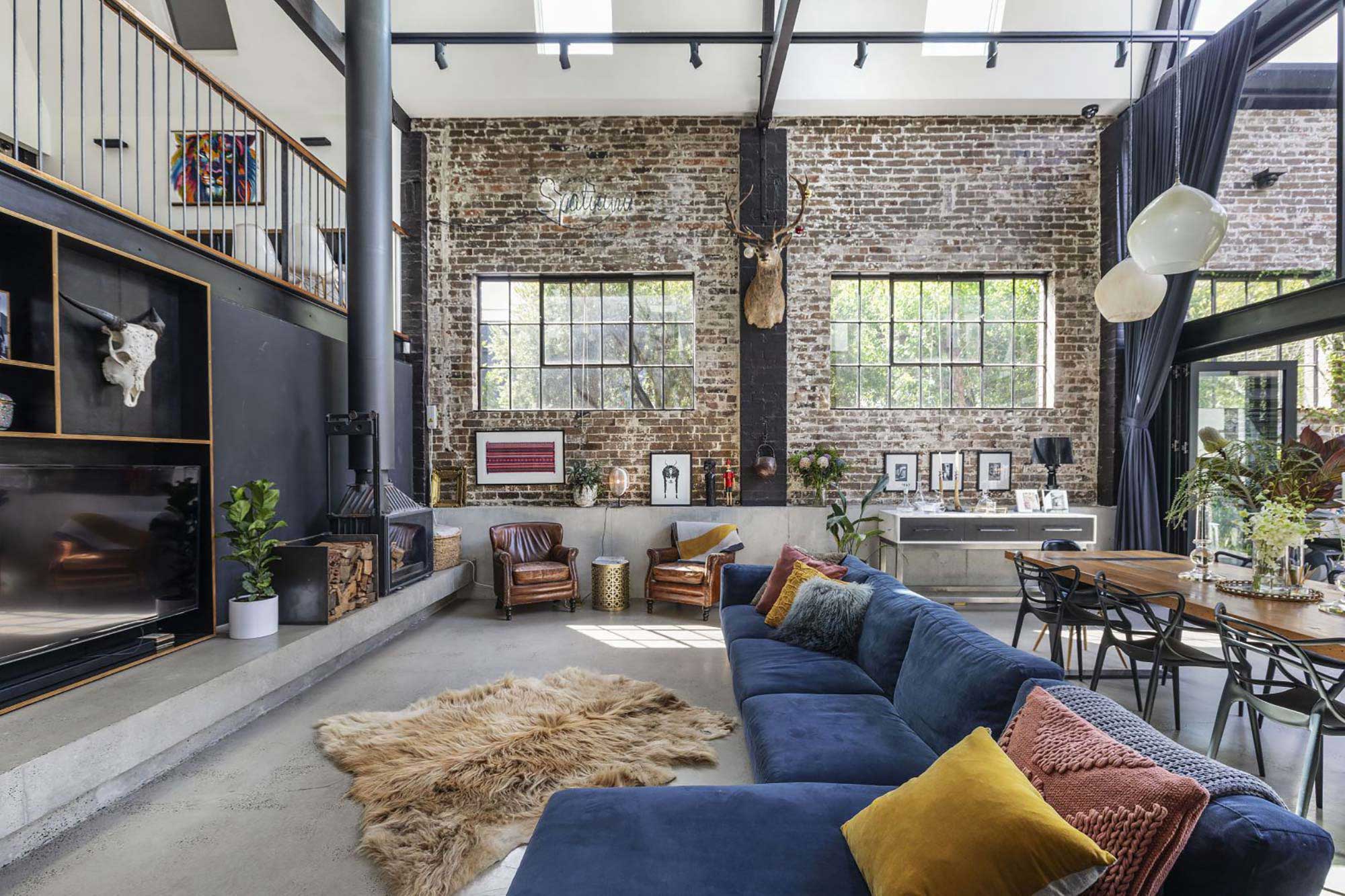 Fusion entre intérieur et extérieur dans un loft industriel
