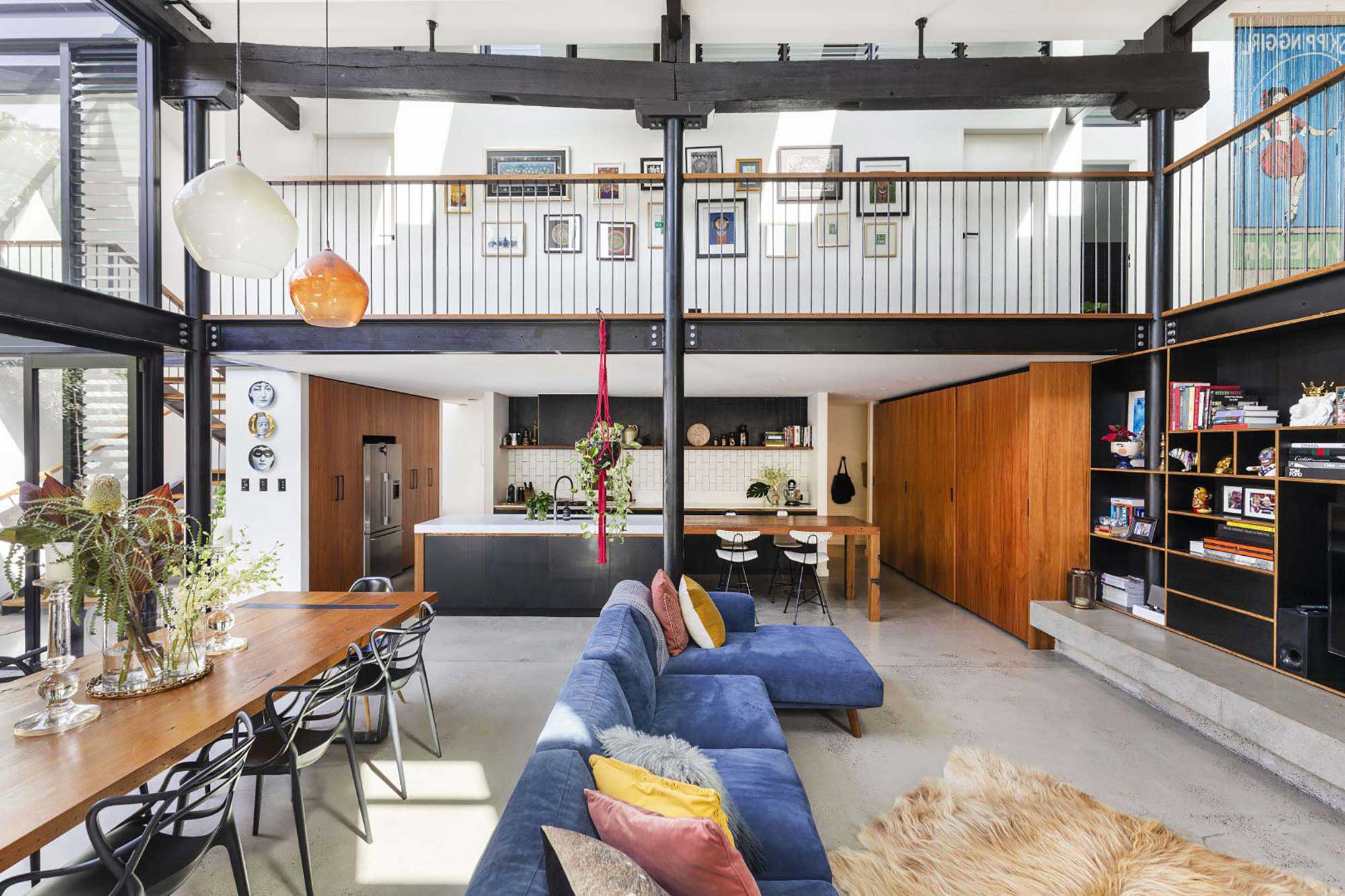 Fusion entre intérieur et extérieur dans un loft industriel