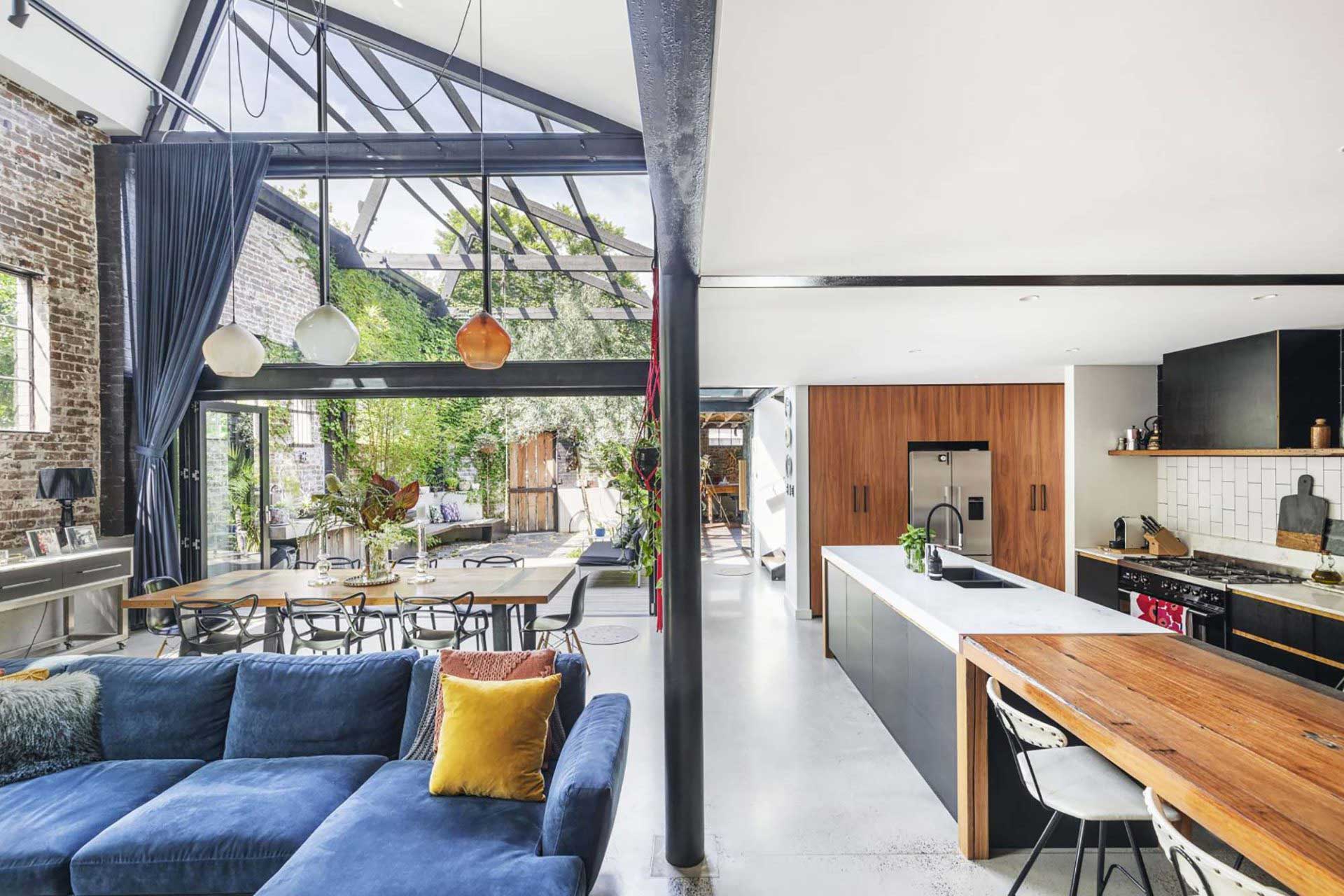 Fusion entre intérieur et extérieur dans un loft industriel