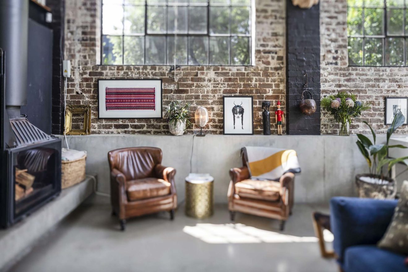 Fusion entre intérieur et extérieur dans un loft industriel