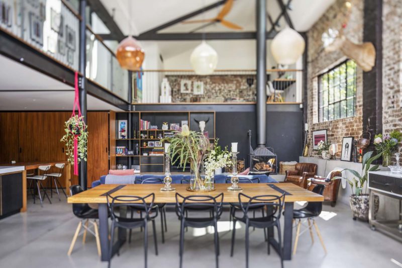Pièce de vie dans un loft industriel