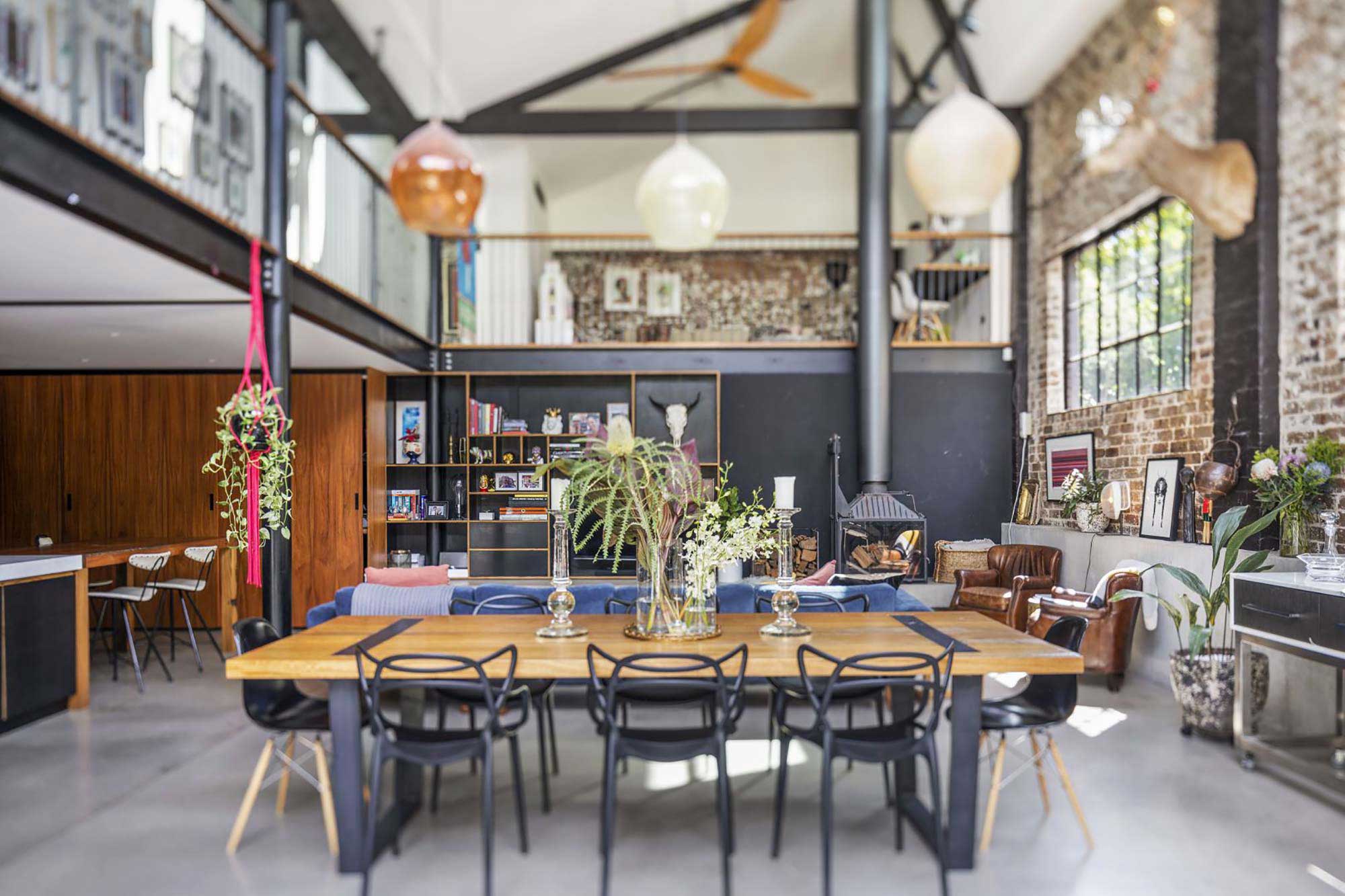Fusion entre intérieur et extérieur dans un loft industriel