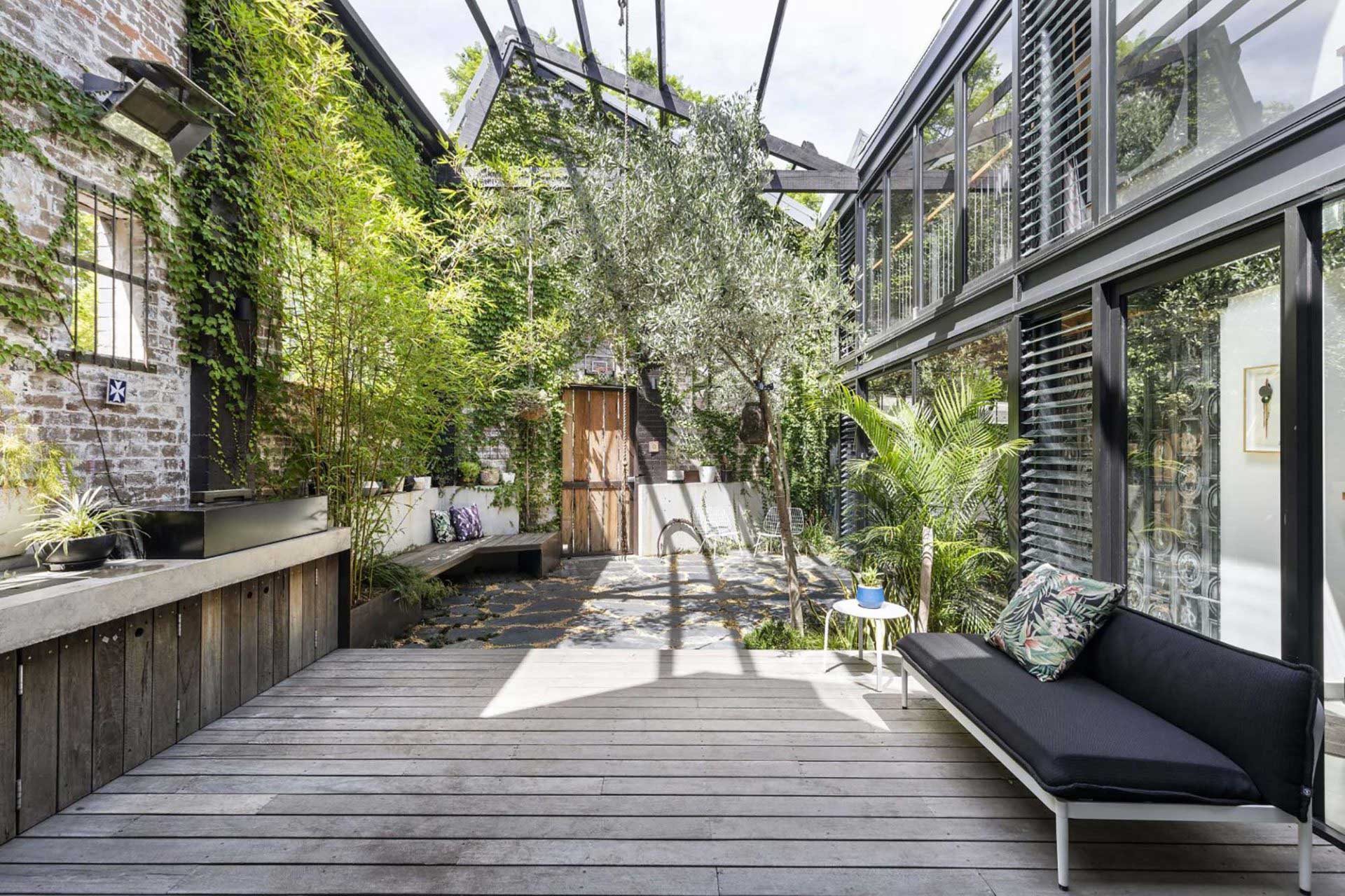 Fusion entre intérieur et extérieur dans un loft industriel