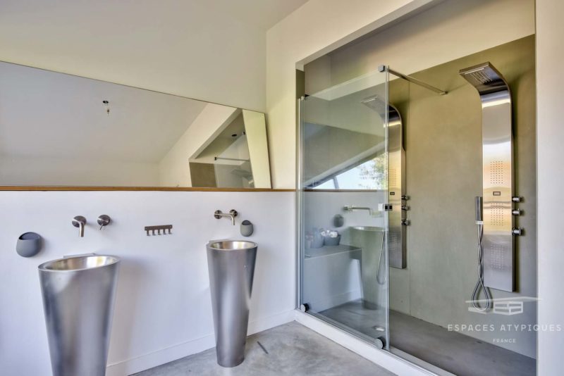Salle de bains avec sol en béton ciré gris
