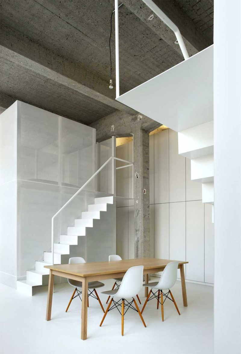 Escalier blanc au design épuré
