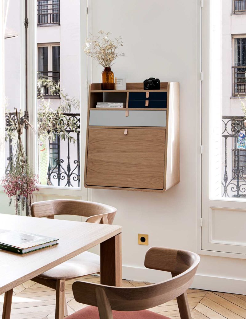 Bureau mural en bois blanc et sa chaise