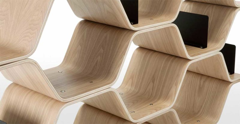 Bibliothèque à la forme originale en bois