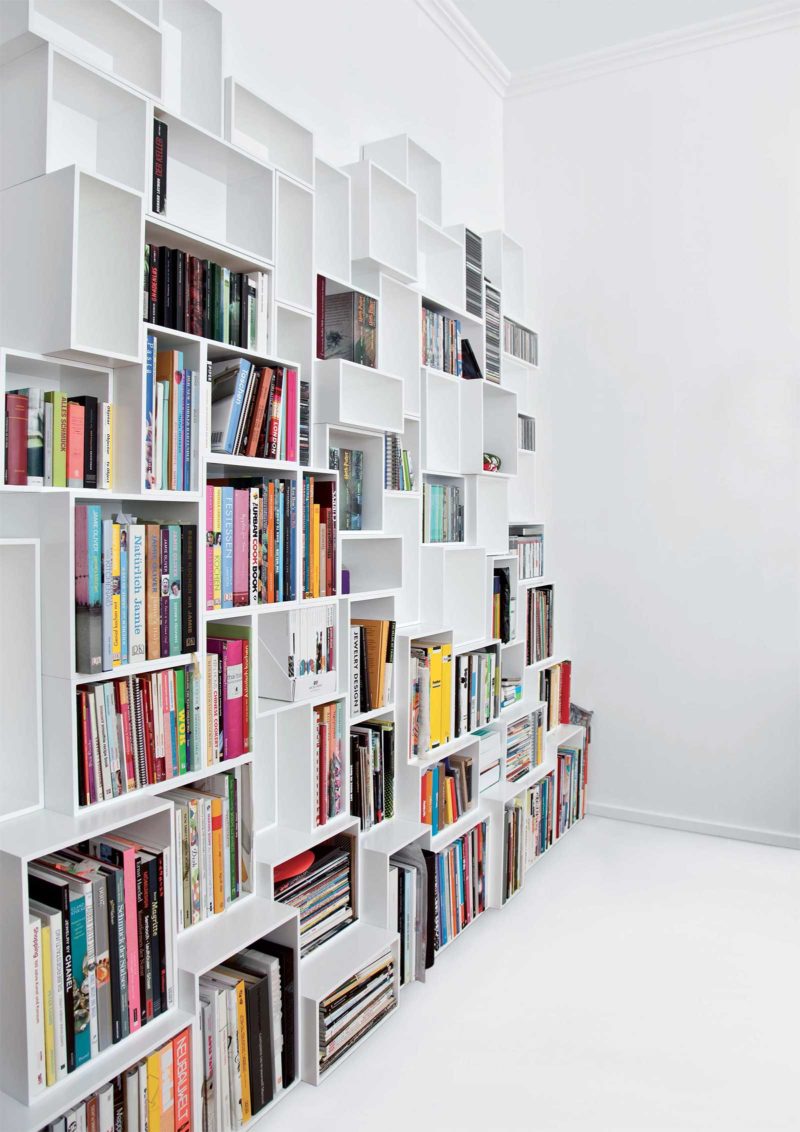 Bibliothèque au design original blanche avec des cubes