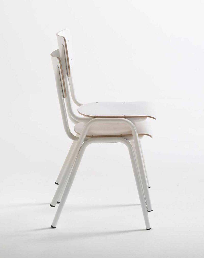 Chaise blanche empilable