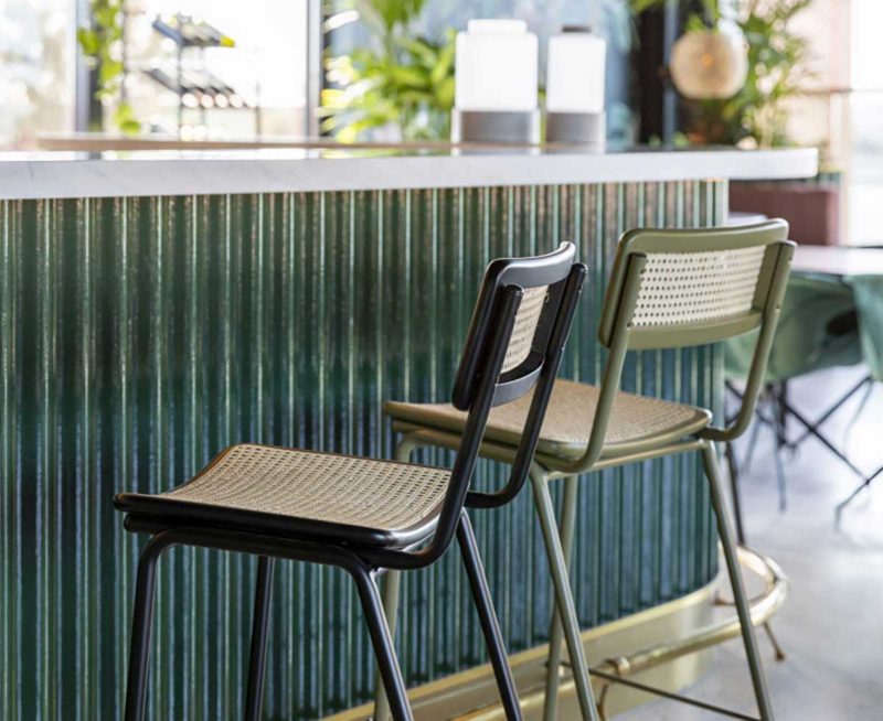 Chaise haute de bar en cannage