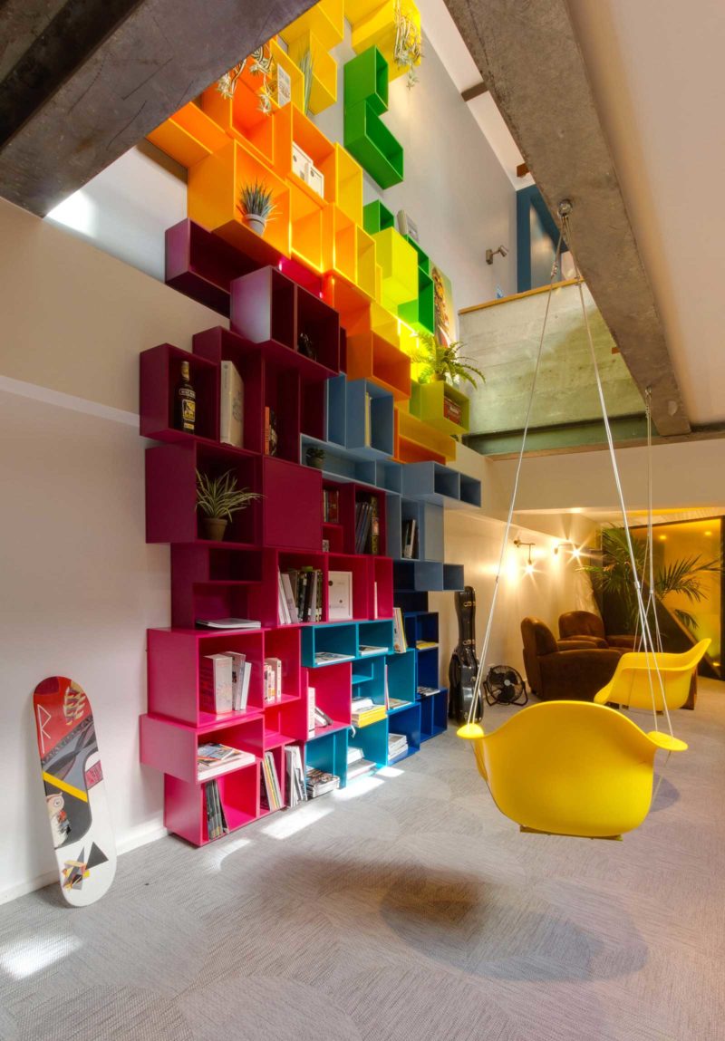 Grande bibliothèque originale avec des cubes de couleur