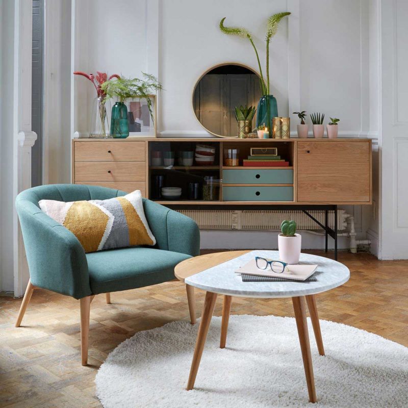 Table de salon avec plateau rond en marbre et pied central en bois