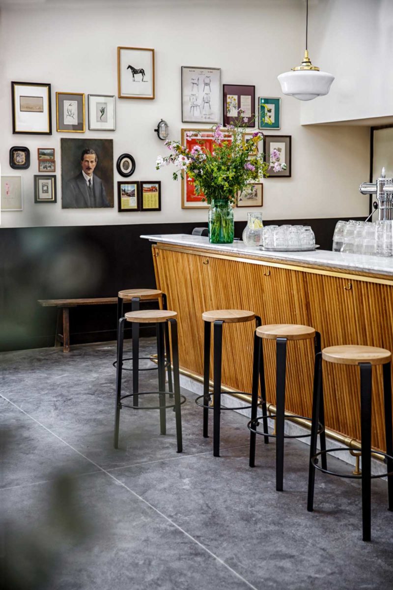 Tabouret de bar design en métal noir et bois