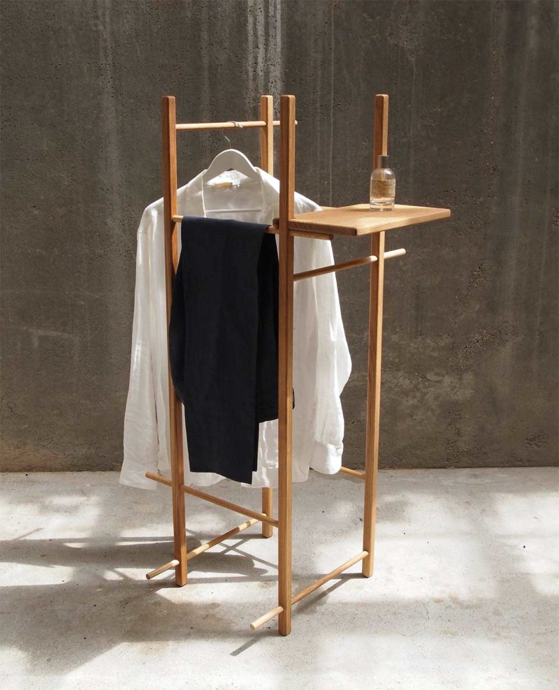 Valet de chambre minimaliste avec étagère